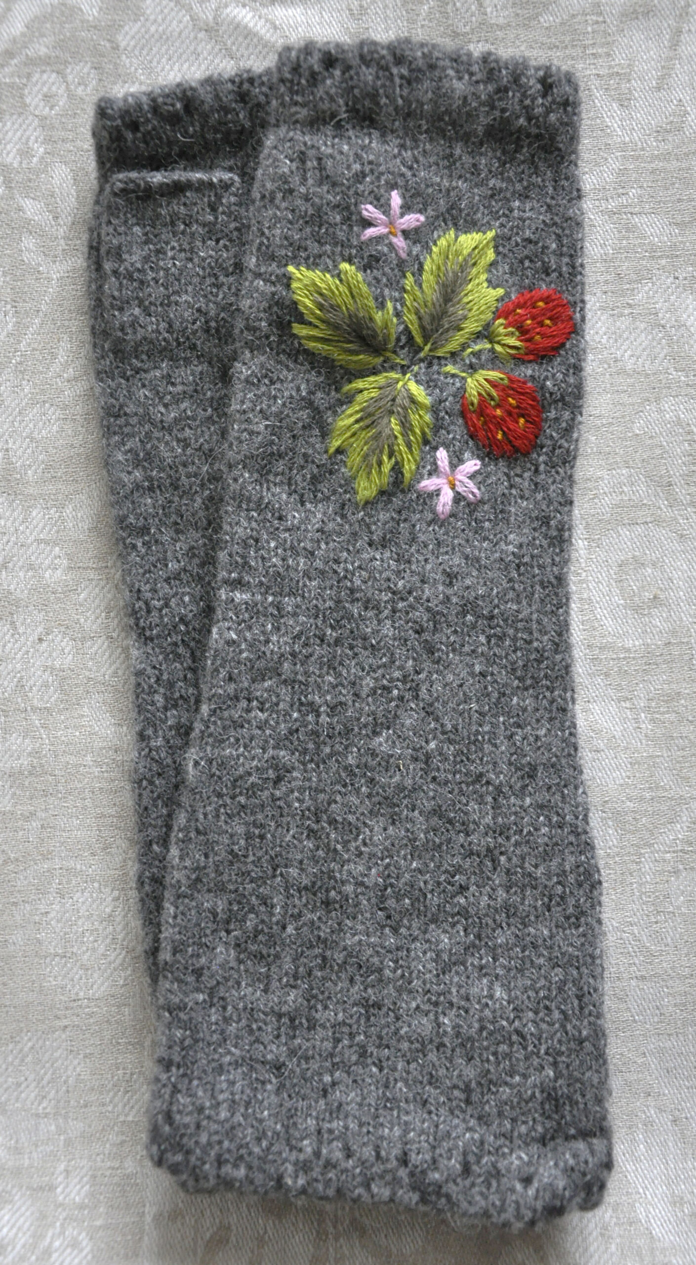 Maasikatega kätised