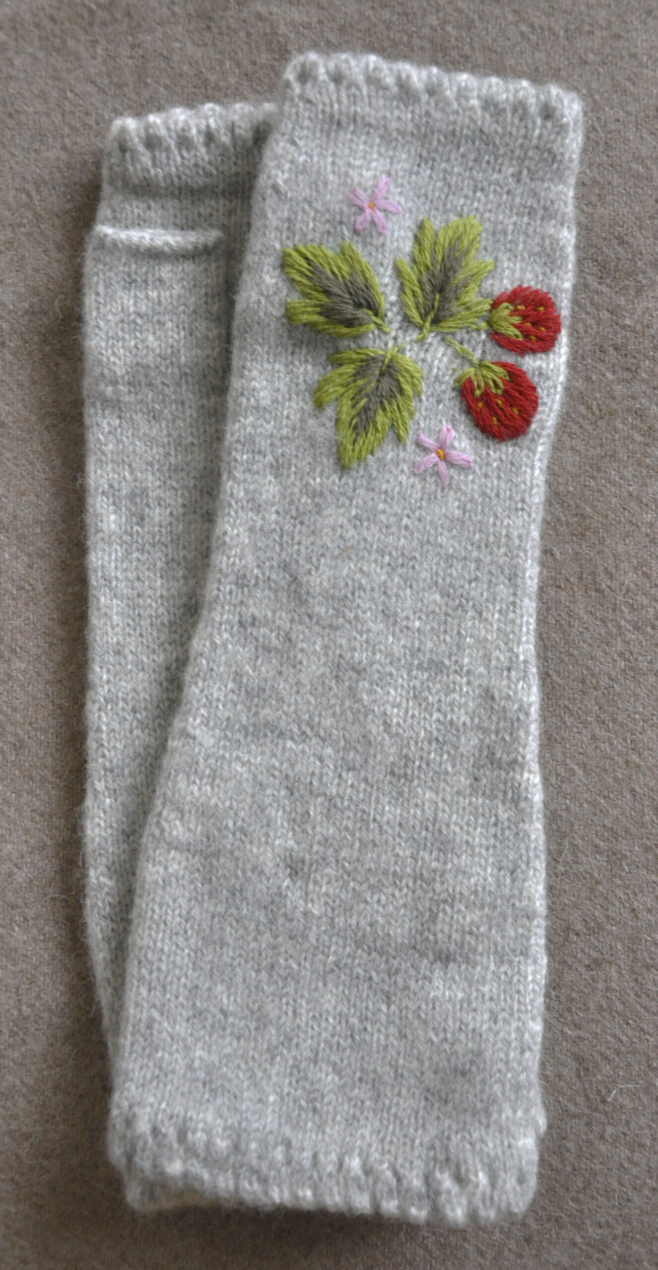 Maasikatega kätised